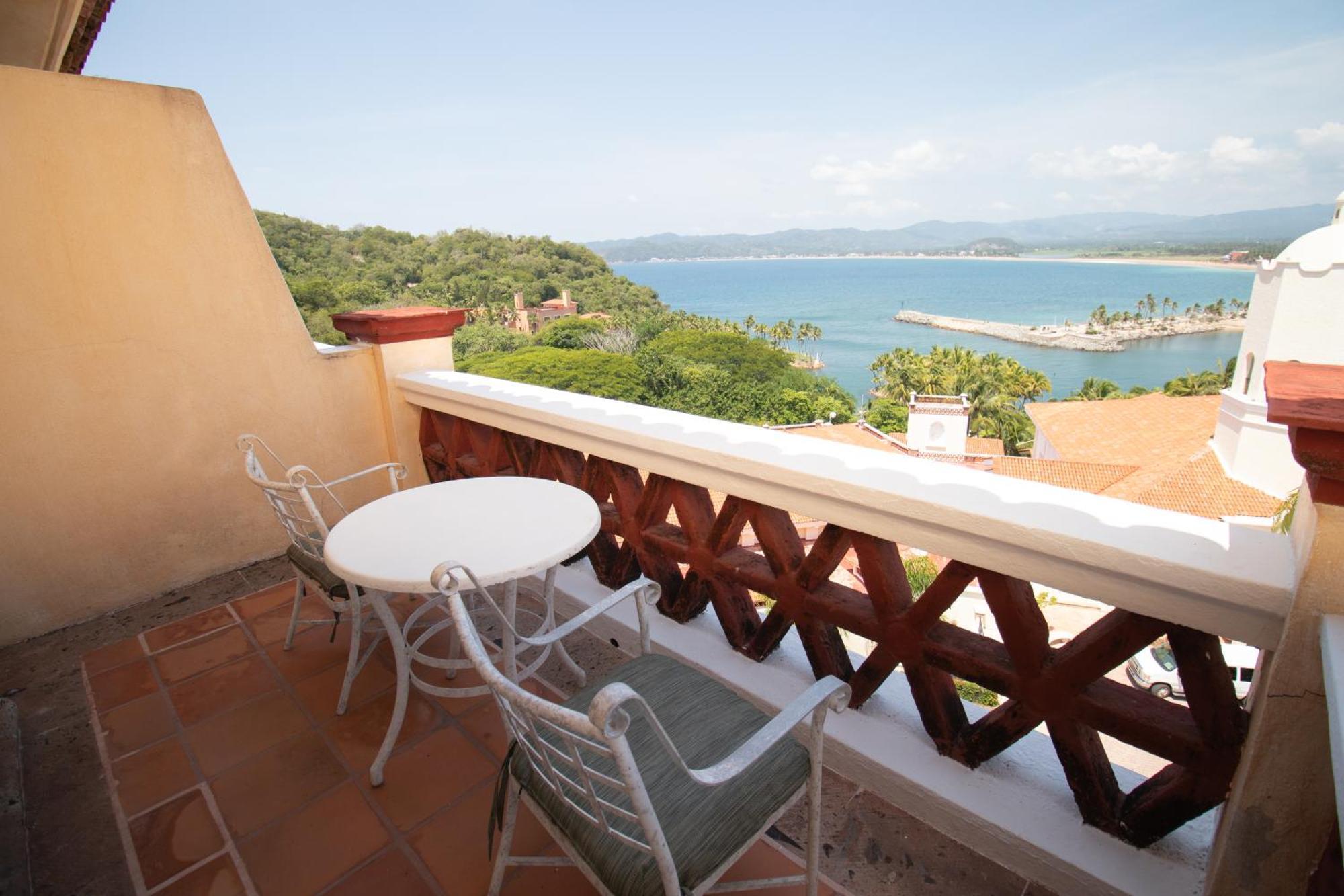 Grand Isla Navidad Golf & Spa Resort With Marina Barra de Navidad Eksteriør bilde A balcony in a hotel