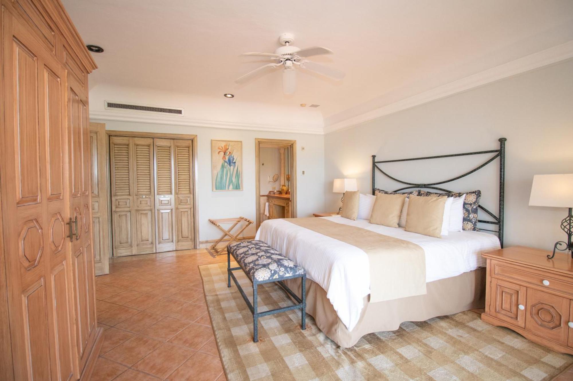Grand Isla Navidad Golf & Spa Resort With Marina Barra de Navidad Eksteriør bilde A bedroom at the Four Seasons Resort